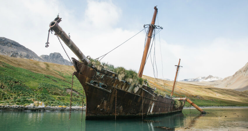 Затонувшее судно в Антарктике