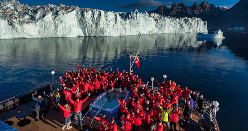 Групповое фото делает фотограф на борту