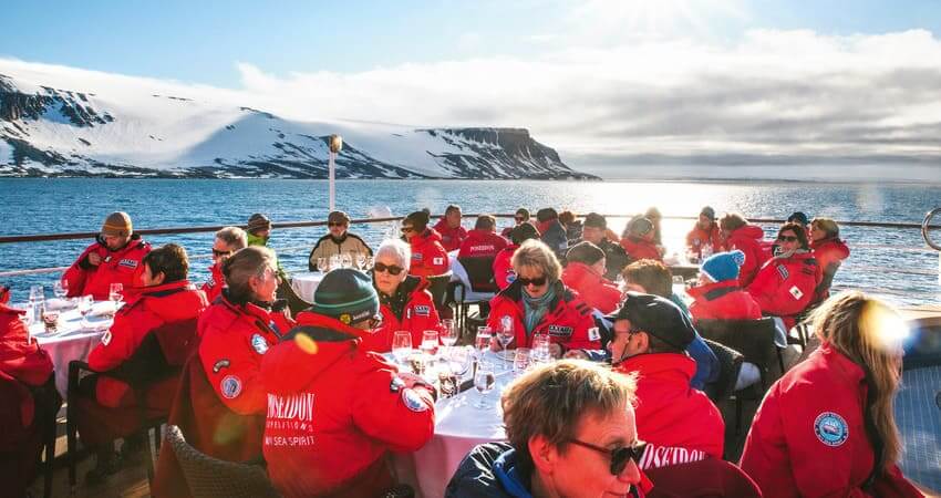 Барбекю на открытой палубе судна