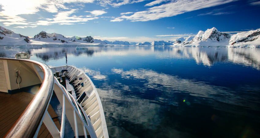 Экспедиционное судно в Антарктике