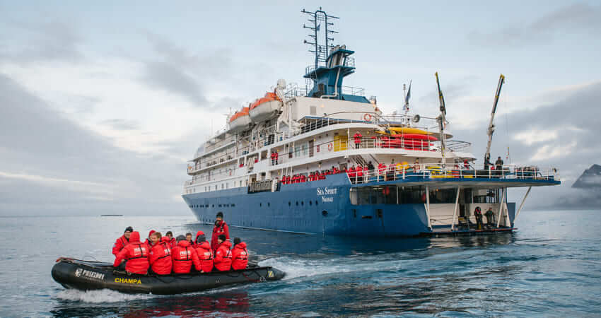 Лодка Зодиак на фоне экспедиционного судна "Си Спирит"