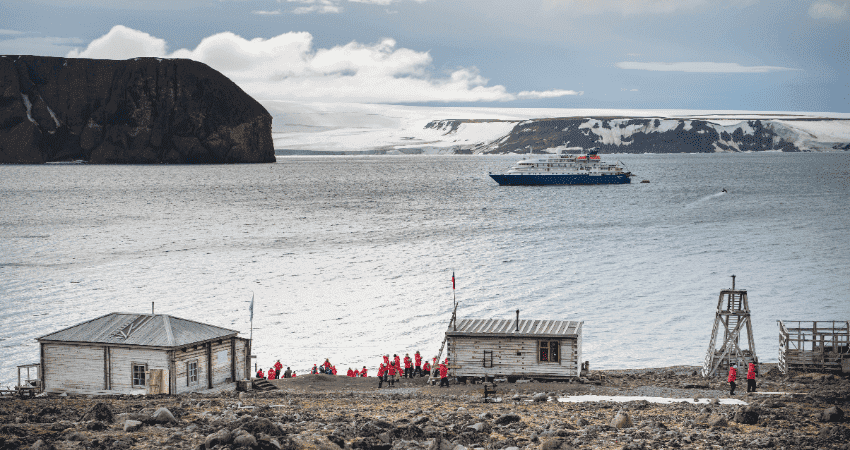 Туристы на высадке в бухте Тихая, Земля Франца-Иосифа
