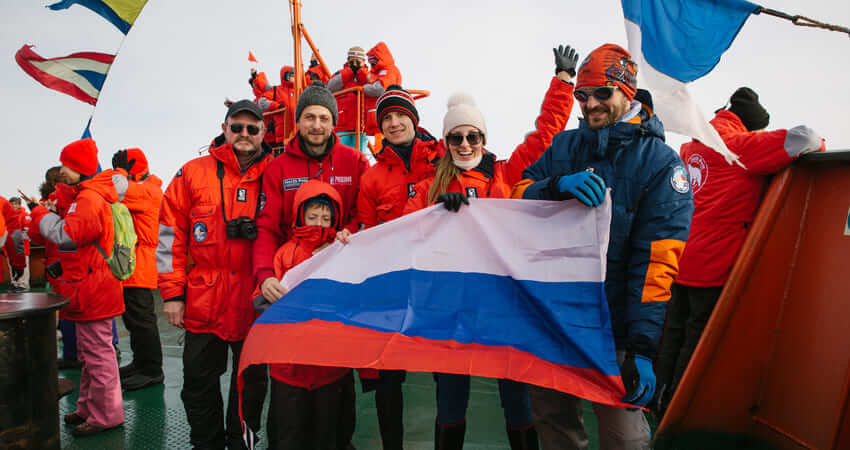 Пассажиры на борту ледокола