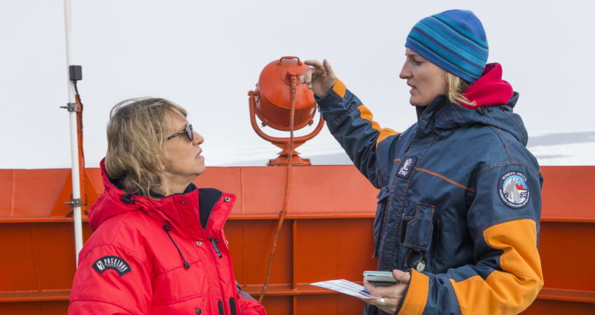 Член экспедиционной команды на борту ледокола